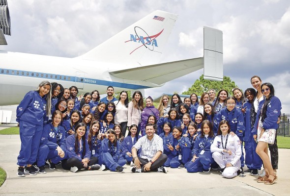 Primera tripulación de 31 niñas colombianas que visitaron las instalaciones de la del Space Center de la NASA.
