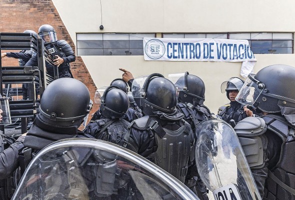 Policías acordonan el centro de votación de San José del Golfo, en el departamento de Guatemala (Guatemala), el pasado 25 de junio de 2023.