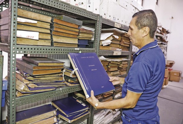 Jorge Luis Núñez, tiene 13 años trabajando allí y estudió archivología.