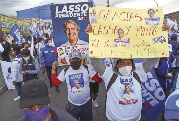 Simpatizantes acompañaron al candidato a la Presidencia de Ecuador Guillermo Lasso por las calles de Quito (Ecuador). Algo más de 13 millones de ecuatorianos están habilitados para votar en los comicios generales del 7 de febrero.