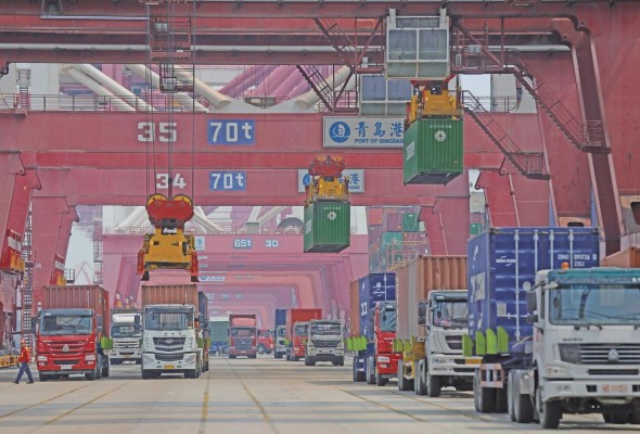 Actividad en el puerto comercial de Qingdao.
