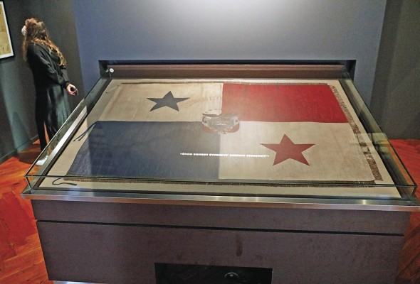 La bandera restaurada del 9 de enero de 1964 es el artefacto primordial dentro de la exhibición.