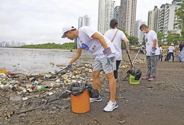 Durante la jornada de limpieza se logró recoger una gran cantidad de basura en la playa.