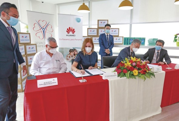Firman: El viceministro de la Presidencia, Carlos García; la primera dama de la República, Yazmín Colón de Cortizo; el embajador de China en Panamá, Wei Qiang, y el vicepresidente de Relaciones Públicas de Huawei Panamá, Allen Chen.