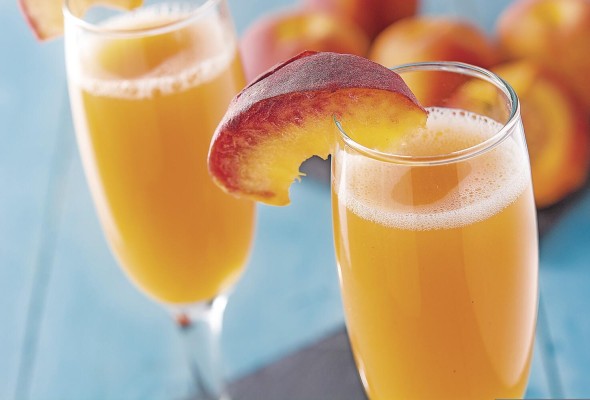 Bellini. Creado en Venecia en el Harry's Bar, De un característico color rosa, dicen que inspiró su nombre en las pinturas del artista Giovanni Bellini. Está compuesto por 2/3 de Prosecco y 1/3 de pulpa de durazno.