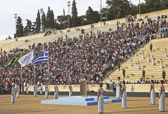 Vista general de la ceremonia de entrega de la antorcha olímpica en el estadio Panathinaikós en abril de 2016, sede de los Juegos de Atenas de 1896.