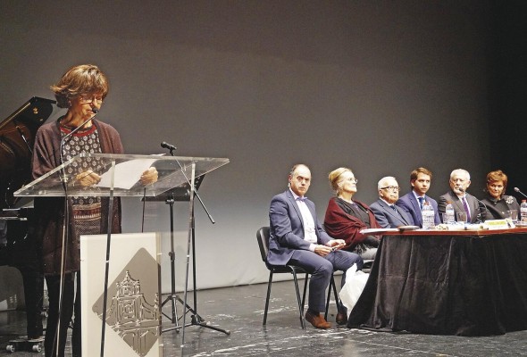 Rafael Luna García, en la mesa presidencial del Premio de Poesía Ciudad de Cabra.