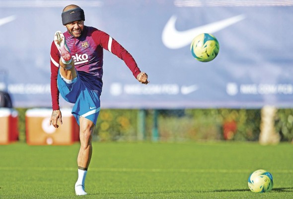 Dani Alves, en una fotografía de archivo durante un entrenamiento.