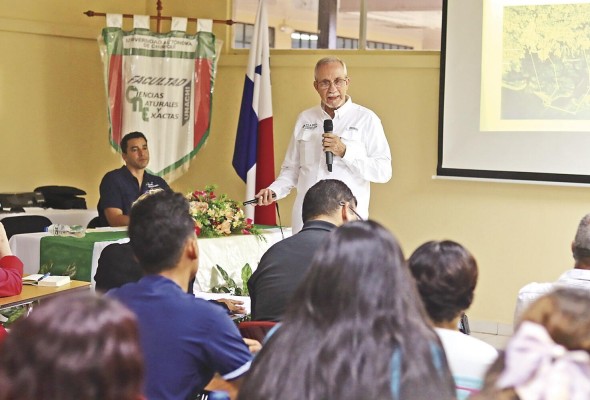 El equipo de profesionales que trabajó en el Estudio de Impacto Ambiental de Puerto Barú dio amplias explicaciones del proyecto a profesores y estudiantes de las carreras científicas de la Unachi sobre los hallazgos de la investigación y cómo este proyecto tendrá un impacto positivo en la provincia.