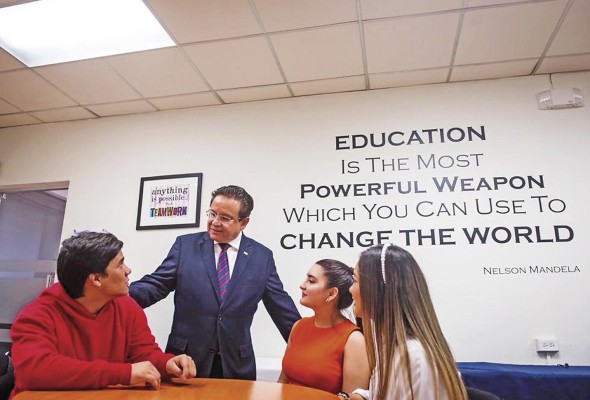 Quality Leadership University fue fundada en Panamá en 1997 por Óscar León, con la misión de formar líderes profesionales a través de la colaboración académica con universidades internacionales.