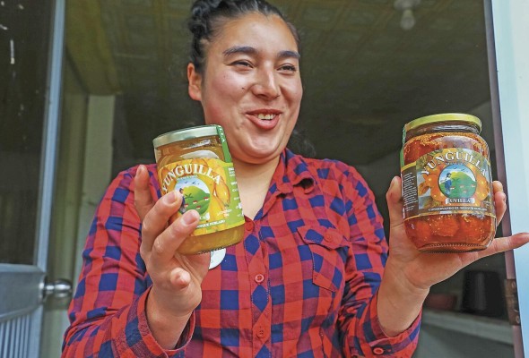 Diana Torres muestra mermeladas de frutas como chigualcán (papayuela), uvilla (uchuva o aguaymanto), moras y fresas, cultivadas de manera orgánica en Yunguilla.