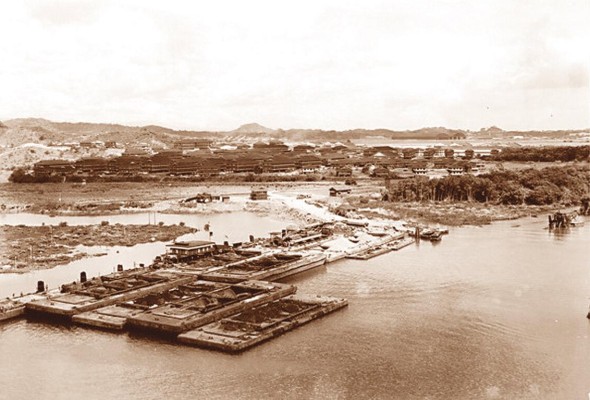 Vista del poblado de Diablo al fondo, con la draga Ajaz en primer plano, para 1942. En 1939, este poblado fue asignado como el campamento para la construcción del tercer juego de esclusas, proyecto que se suspendería en 1942 con el inicio de la Segunda Guerra Mundial.