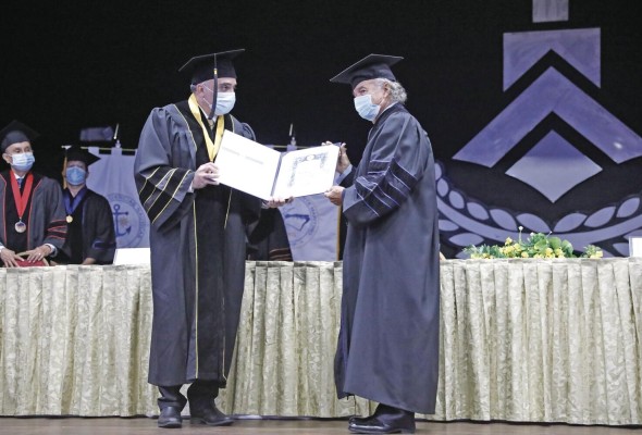 Carlos Ernesto González De La Lastra recibe el doctorado honoris causa.