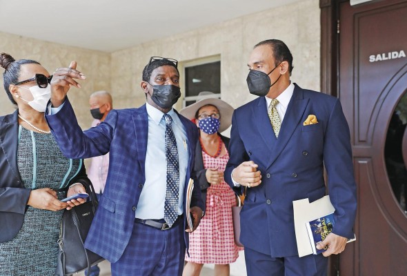 Los abogados José Luis Gallowey (Izq.) y Gonzalo Moncada presentaron la denuncia en la Corte Suprema de Justicia.