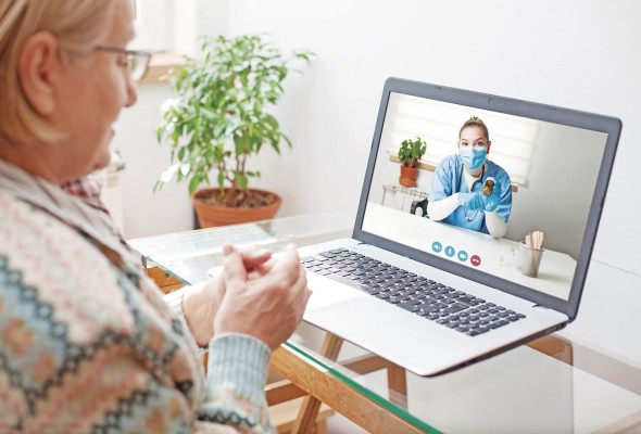 La atención en el domicilio sigue siendo indispensable para algunas personas que están recluidas en el hogar.