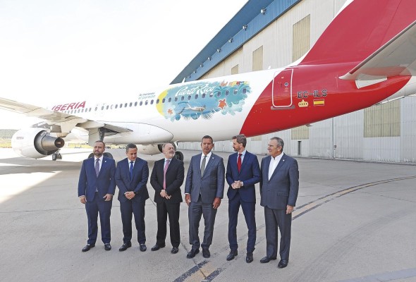 El director ejecutivo de la Compañía de Turismo de Puerto Rico, Carlos Mercado (2i); el director de clientes y transformación de Iberia, Gabriel Perdiguero (2d); el gobernador de Puerto Rico, Pedro Pierluisi (3d) y el director de acuerdos institucionales de Iberia, Víctor Moneo (3i) durante su visita a las instalaciones de Iberia.