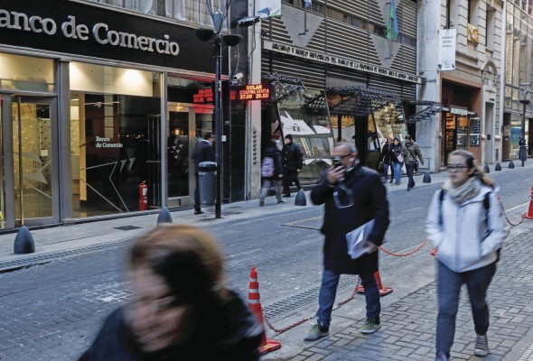 Vista de una casa de cambio en una zona financiera de Buenos Aires