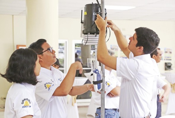 Estudiantes y estación meteorológica en la UTP.