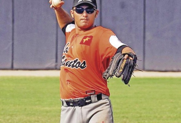 'Yuma' Domínguez, de 34 años, es escoltado por su compañero de equipo Abraham Aguilar, quien tiene 51 jonrones.