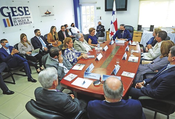 La visita del mandatario Laurentino Cortizo fue con motivo del 174 aniversario de 'La Estrella de Panamá'.