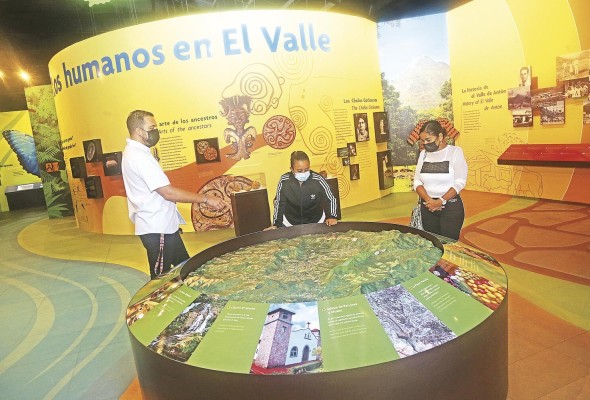 El Valle está rodeado de cerros cubiertos de bosques lluviosos.