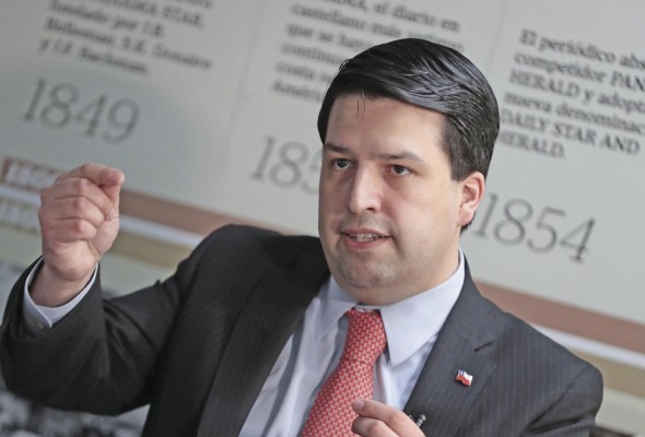 El director ejecutivo de la Agcid, Cristián Jara, es la autoridad superior del servicio, y tiene rango de embajador. Asumió el cargo en febrero de 2021, nombrado a través de la Alta Dirección Pública por el presidente de la República, Sebastián Piñera.