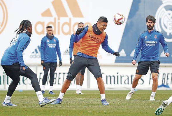El centrocampista brasileño del Real Madrid Carlos Henrique Casemiro (c) participa en el entrenamiento del equipo este martes en Madrid para preparar su partido de dieciseisavos de final de la Copa del Rey de fútbol contra el Alcoyano.