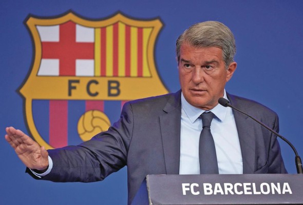 El presidente del FC Barcelona, Joan Laporta, brinda una rueda de prensa para explicar los resultados de la 'due dilligence' que encargó cuando tomó posesión del cargo ayer.