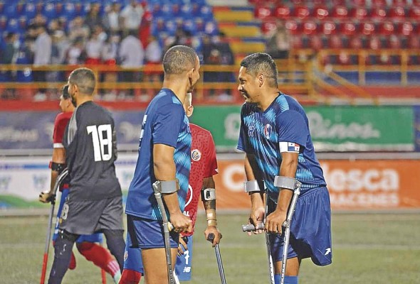 Samuel Loaisiga (Izq.) y Jorge Salgado dialogan con un jugador tico antes del encuentro, en el marco de la Copa Centroamericana 2023.