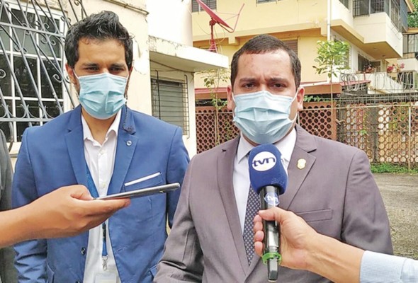 Juan Cajar (Izq.), periodista, y Orestes Arenas, abogado de la UP, al salir de la Casa de Paz.