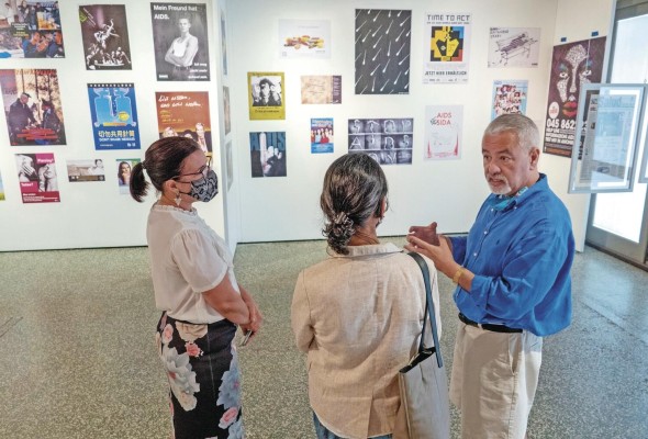 Shed Boren (d) habla con los visitantes de la exposición 'A matter of time, examining 40 years of AIDS while living through a pandemic'.