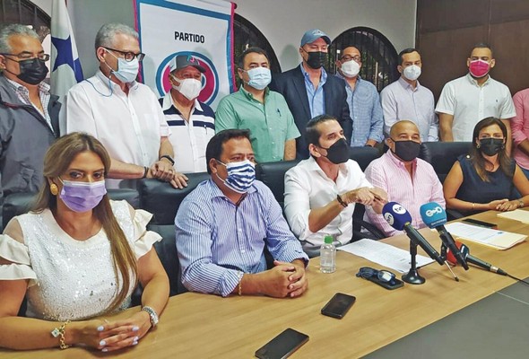 Roux y otros tres diputados respaldan ir con candidato propio.