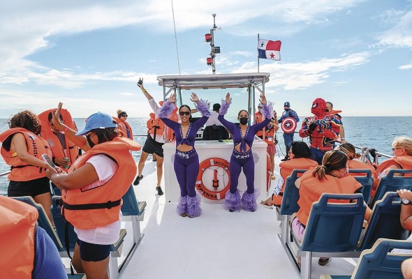 Bailarinas son parte del entretenimiento a bordo del Safari Boat.