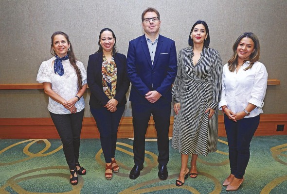 Lissy Jované, Luisa Alvarado, Hugo Domínguez, Liliana Morales y Katherina Santamaría