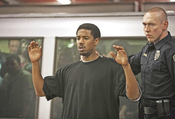 <strong>Estación Fruitvale (2013)</strong> Narra el último día en la vida de Oscar Grant (Michael B. Jordan), un joven de 22 años que, tras verse envuelto en una pelea durante la Nochevieja de 2008, es detenido por varios policías. La cinta nos traslada a los momentos anteriores a que un policía del sistema de transporte público de alta velocidad en la estación Fruitvale, le disparara mortalmente.