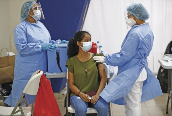En Panamá se aplican dos vacunas anticovid: la Pfizer y la AstraZeneca.