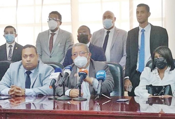 Abogados, durante la conferencia de prensa de este jueves.