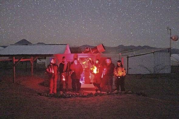 Carlos Fernández y un grupo de astro turistas, durante una excursión al desierto de Atacama, en Chile.