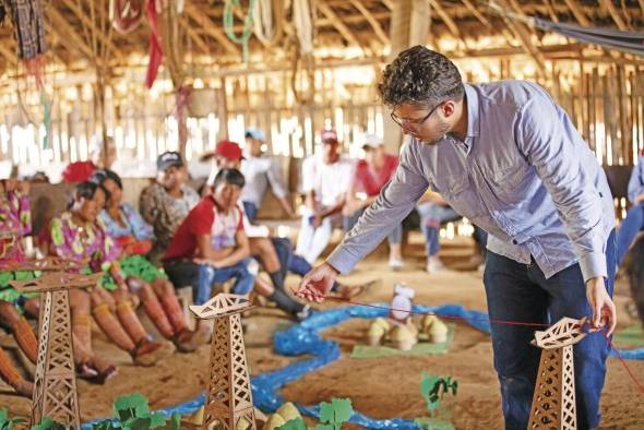 El estudio de impacto ambiental y social del proyecto Interconexión Eléctrica Panamá-Colombia se presentó de forma didáctica a los lugareños de la comarca guna de Wargandí.