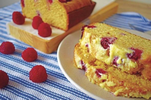 Pastel de chocolate blanco con frambuesas