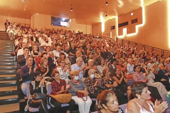 Público asistente al estreno en Teatro Pacific.