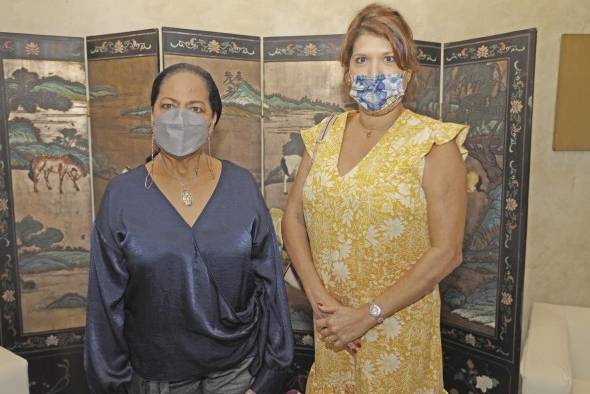 Gladys Ulloa y Mylene Pitti