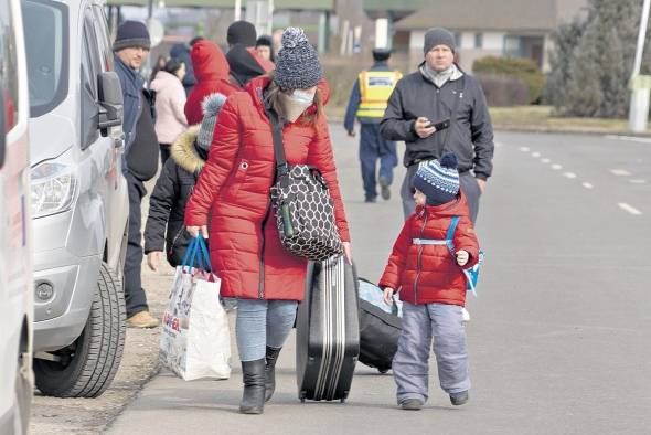 Ucranianos se desplazan a Beregsurány, en el este de Hungría, para escapar del conflicto armado.