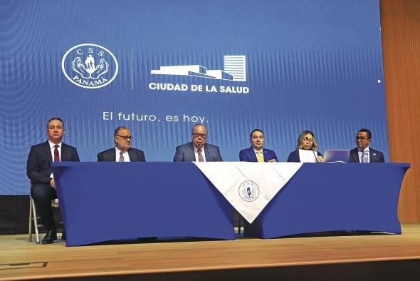 Directivos de la Caja del Seguro Social, durante un conversatorio, el pasado jueves 6 de julio.