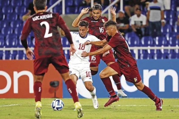 Nestor Jiménez (arriba) de Venezuela disputa un balón con Lucas Assadi (c) de Chile.