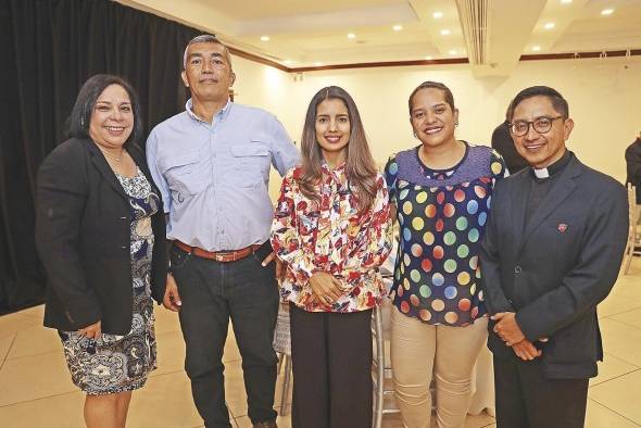Gilma G. Espinosa, Víctor Albornoz, Emily Camejo, María E. Veloz y padre Marco T. Gómez