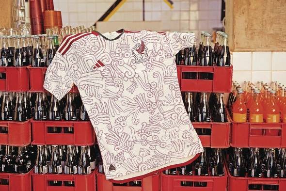 selección de México. Adidas. Visitante Inspirada en sus raíces indígenas y prehispánicas, los mexicanos utilizarán un suéter con los colores blanco y rojo vivo. “Historia, lucha y tradición, esto es México”, destacó el comunicado de la federación.