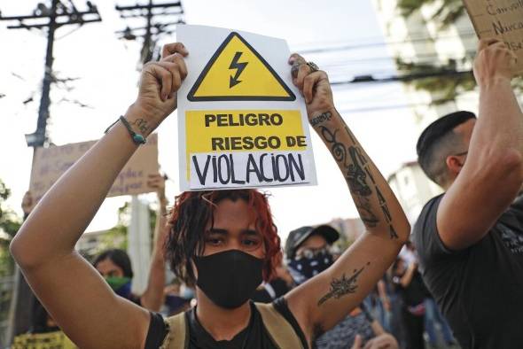 Manifestantes protestan frente a la sede de la Senniaf.