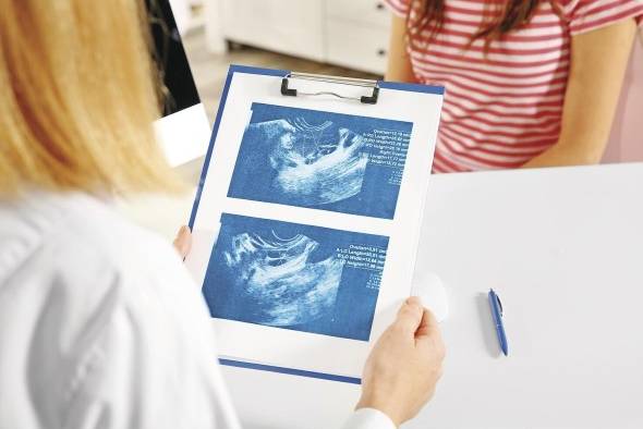 Algunas adolescentes optan por atención de salud privada para evitar malos tratos, según una investigación.
