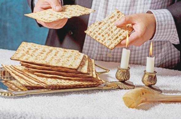 La 'matzá', un pan ácimo (plano y sin levadura), invita a revivir el alimento más barato que se podía producir en Egipto, cuyos ingredientes se resumen a agua y harina.